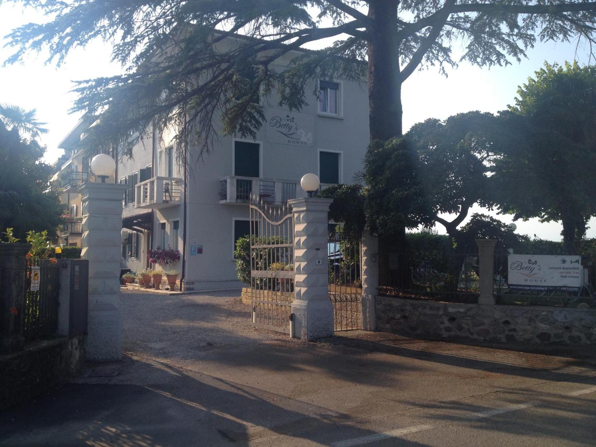 Betty'S House Bed & Breakfast Lazise Exterior foto